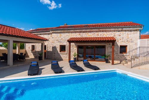 Sukosan Villa | Stone villa Miandri
