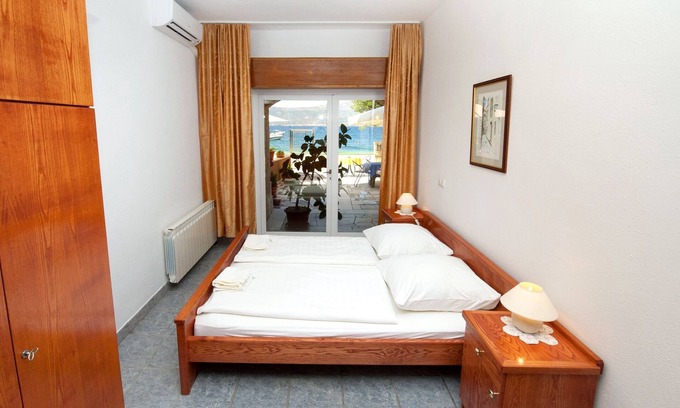 Slatine Apartment | Studio flat near beach Slatine, Čiovo (AS-10435-a)