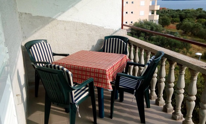Kraj Apartment | Studio flat with terrace and sea view Tkon, Pašman (AS-8218-b)