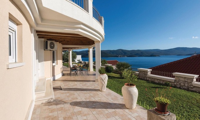 Komarna Apartment | Stunning apartment in Komarna with WiFi