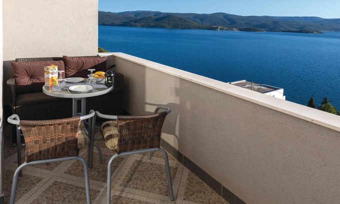 Komarna Apartment | Stunning apartment in Klek with WiFi