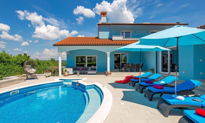 Rogocana House | Stunning private villa for 8 guests with WIFI, A/C, private pool, TV and patio