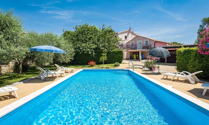 Medvidici House | Stunning private villa for 6 guests with A/C, WIFI, private pool, TV and terrace