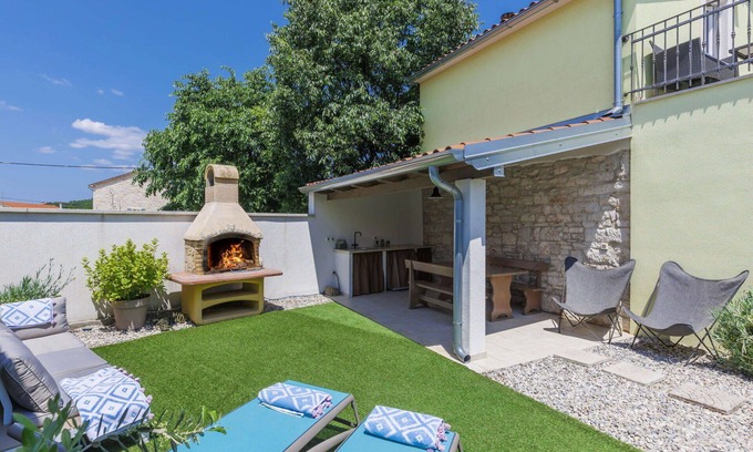 Bubani House | Stunning private villa for 4 people with WIFI, A/C, hot tub, TV and terrace