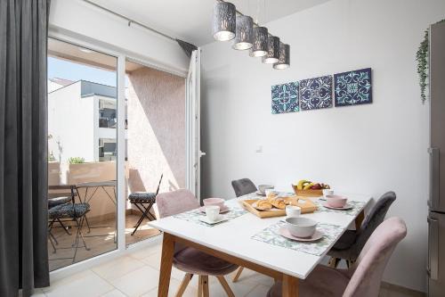 Pula Apartment | Stylish City Stay with Balcony & Free Parking