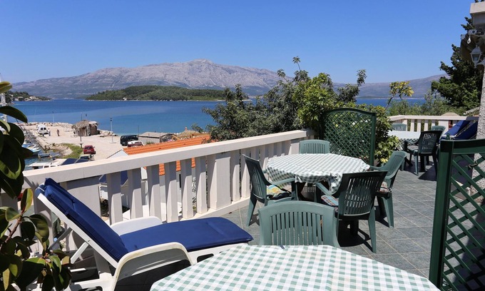 Lumbarda Apartment | Three bedroom apartment near beach Lumbarda, Korčula (A-4442-a)