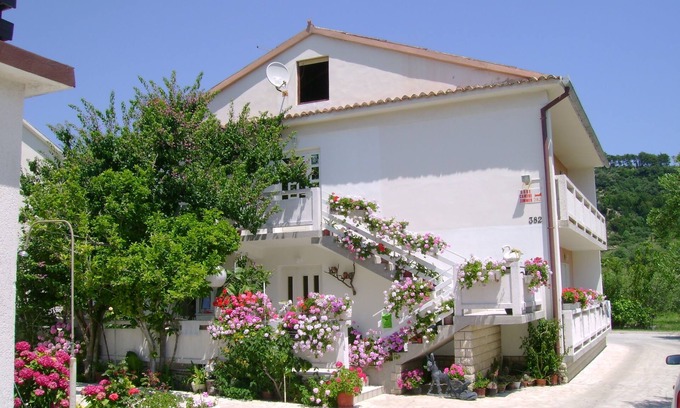 Palit Apartment | Three bedroom apartment with terrace Palit, Rab (A-14610-a)