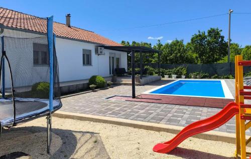 Imotski House | Three-Bedroom Holiday Home In Vinjani Gornji