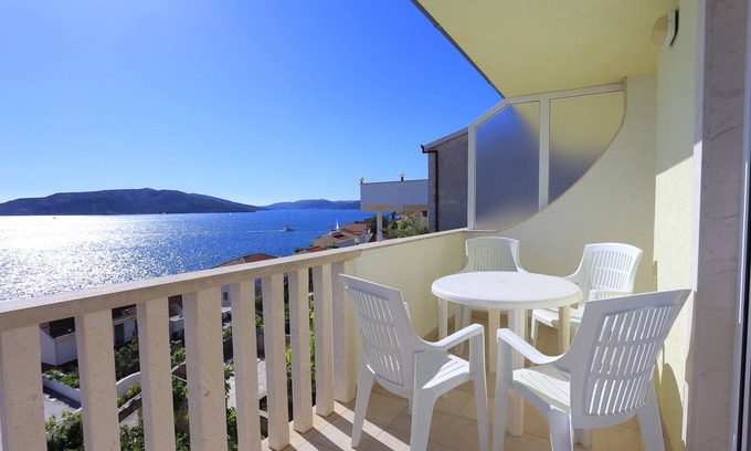Okrug Donji Apartment | Two bedroom apartment with terrace and sea view Okrug Donji, Čiovo (A-17232-b)