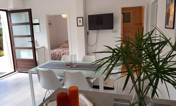 Okrug Gornji Apartment | Two bedroom apartment with terrace Okrug Gornji, Čiovo (A-9469-b)
