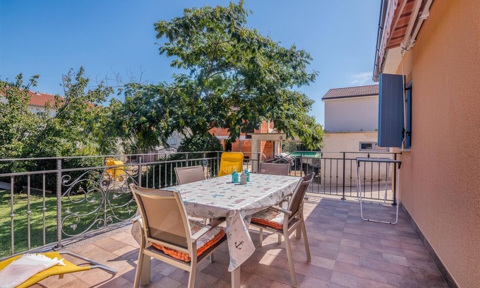 Porat Apartment | Two bedroom apartment with terrace Porat, Krk (A-19344-b)
