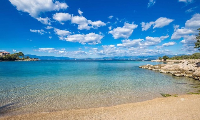Porat Apartment | Two bedroom apartment with balcony and sea view Porat, Krk (A-19348-b)