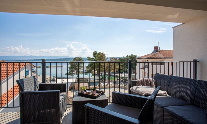 Porat Apartment | Two bedroom apartment with terrace and sea view Porat, Krk (A-19349-b)