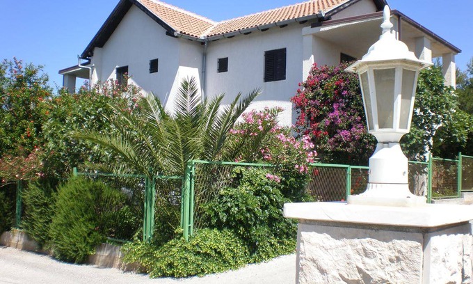 Cove Makarac (Milna) Apartment | Two bedroom apartment with terrace Milna, Brač (A-14961-a)