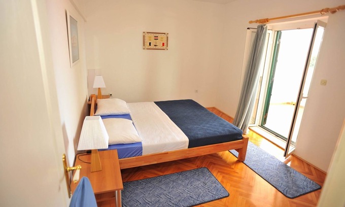 Sutivan Apartment | Two bedroom apartment with terrace and sea view Sutivan, Brač (A-16846-b)