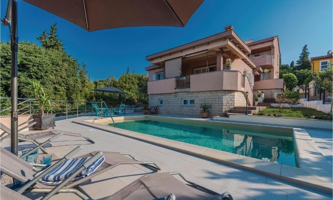 Sutomiscica Apartment | Two-Bedroom Apartment in Sutomiscica