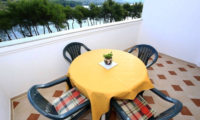 Municipality of Kali Apartment | Two bedroom apartment near beach Cove Mala Lamjana, Ugljan (A-8461-d)