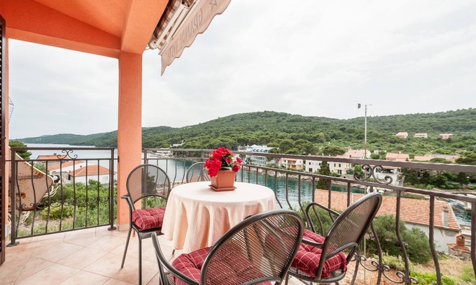 Bozava Apartment | Two bedroom apartment with terrace and sea view Božava, Dugi otok (A-8124-a)