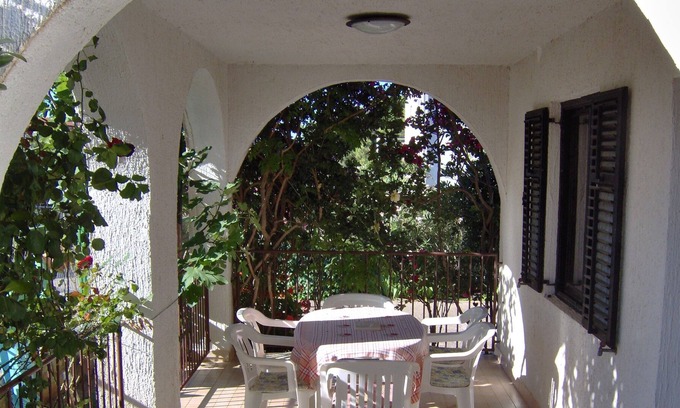 Cove Makarac (Milna) Apartment | Two bedroom apartment with terrace Milna, Brač (A-14961-a)