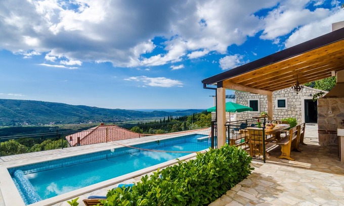Dunave Krajnje Villa | Villa Falcon Rook - Four-Bedroom Villa with Terrace and Swimming Pool
