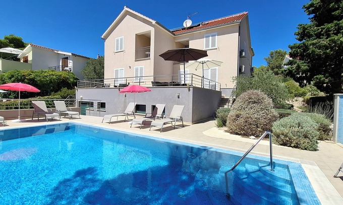 Cove Osibova (Milna) Villa | Villa Gudelj, 30m from the beach, air-conditioned, kayaks, bicycles, heated pool