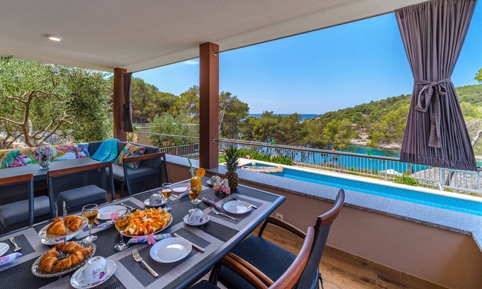 Cove Osibova (Milna) House | Villa Karmelota with 4 bedrooms and heated pool