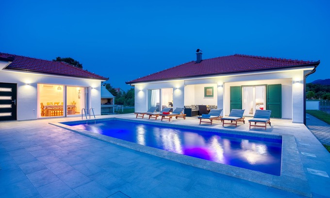 Hrvace Villa | Villa Lake with heated pool and magical views