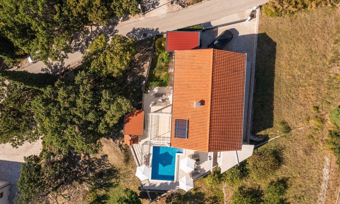 Petraca House | Villa Mambo - Three Bedroom Holiday Home with Terrace and Sea View