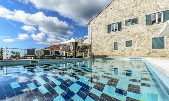Dubravka House | Villa Pave / Six Bedrooms H1