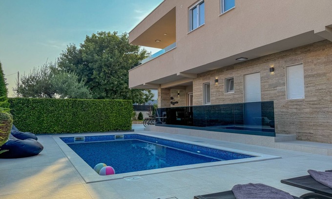 Kastel Stafilic Villa | Villa Rozzaria - 5 min from the beach/w hottub and heated pool