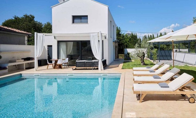 Materada Villa | Villa with pool, air conditioning, internet and a large covered terrace