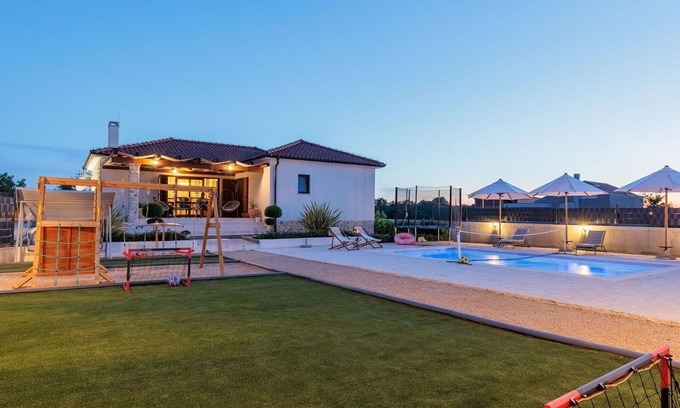 Lovinac House | Wonderful private villa for 6 guests with WIFI, private pool, A/C, TV and patio