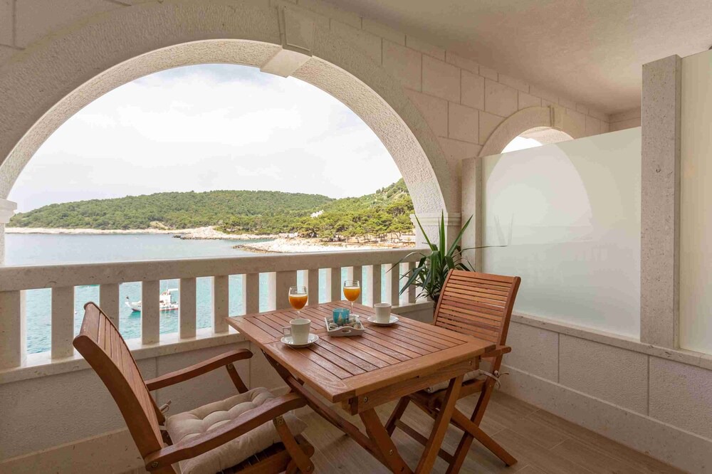 Milna House | Villa Stonehouse