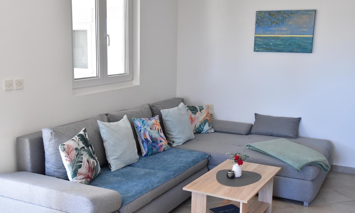 Razanj House | Luger holiday flat with conservatory and terrace