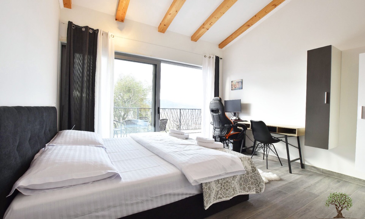 Sestanovac House | Finca with mountain views