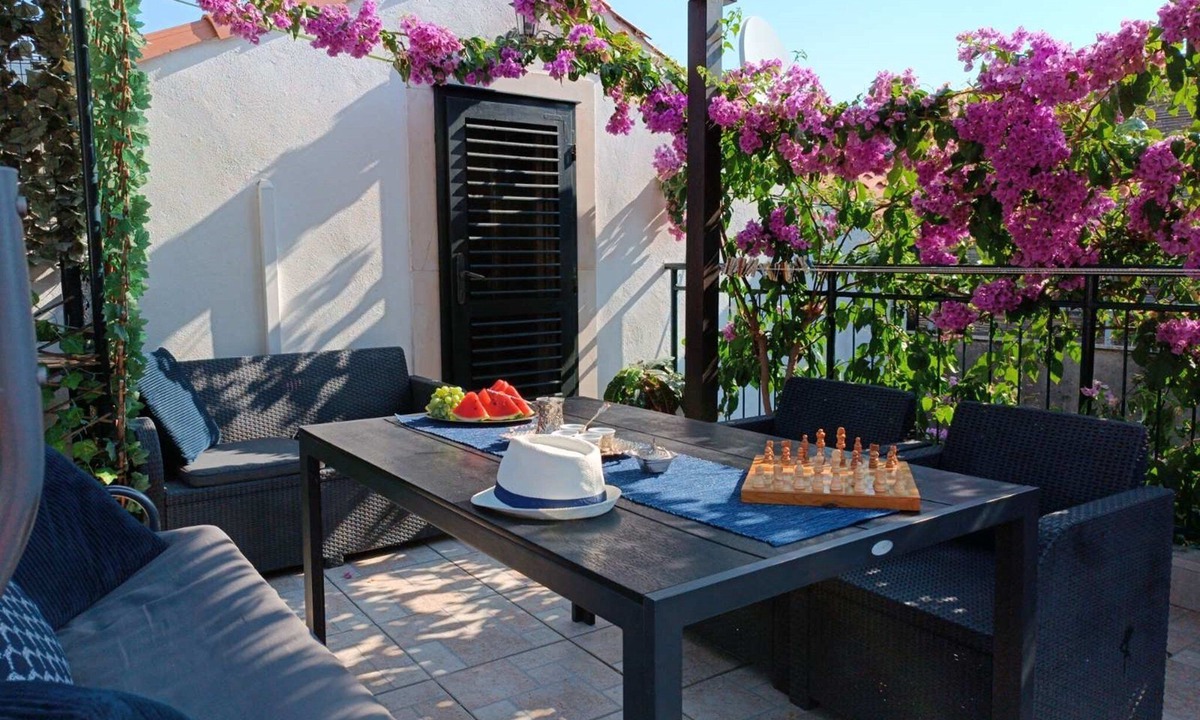 Hodilje House | Holiday Home By The Sea