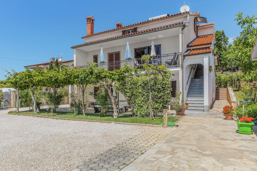 Brnobici Apartment | Cosy apartment for 3 guests with pool, WIFI, TV, terrace and parking