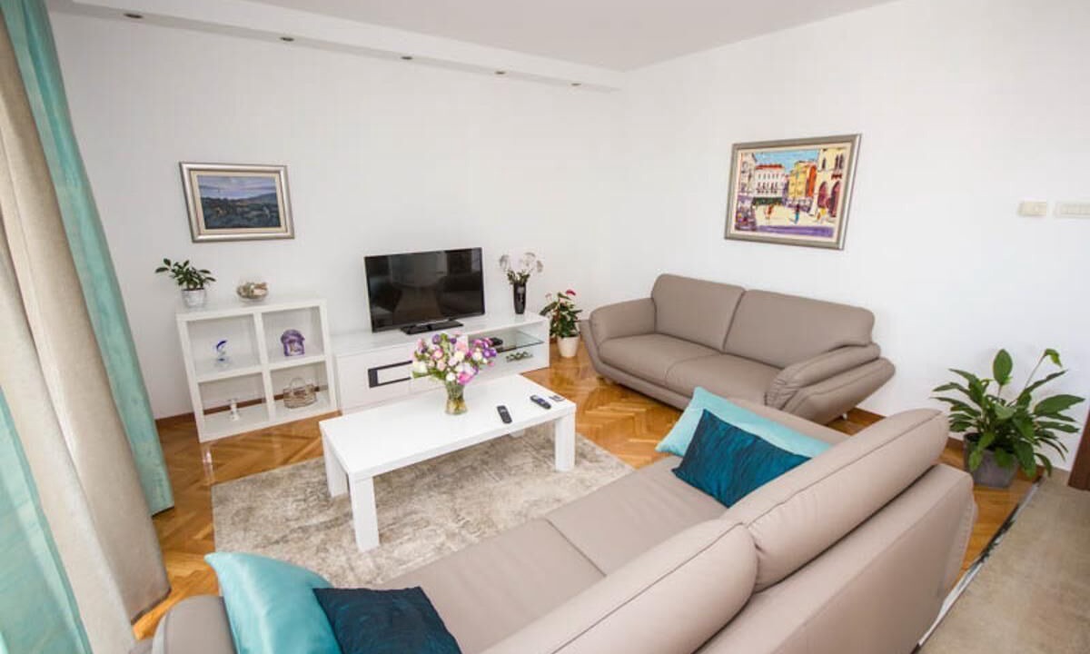 Seget Donji Apartment | Apartment with a big balcony