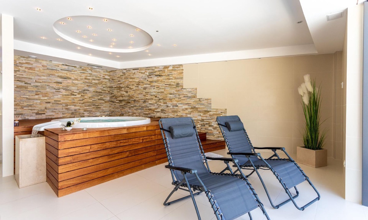 Splitska Apartment | Spacious apartment with a private sunny balcony