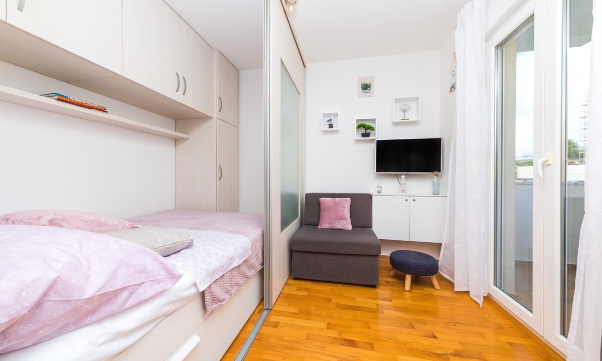 Znjan Apartment | Spacious studio with balcony, close to the Znjan beach