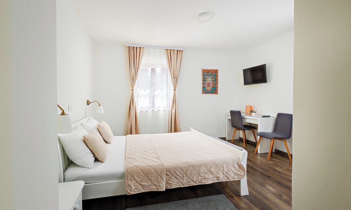 Jezerce Bed & Breakfast | Green Lakes House