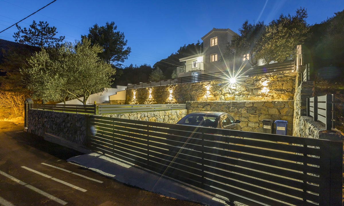 Tugare Villa | Villa Carica is a luxury house with pool and jacuzzi located in the secret spot