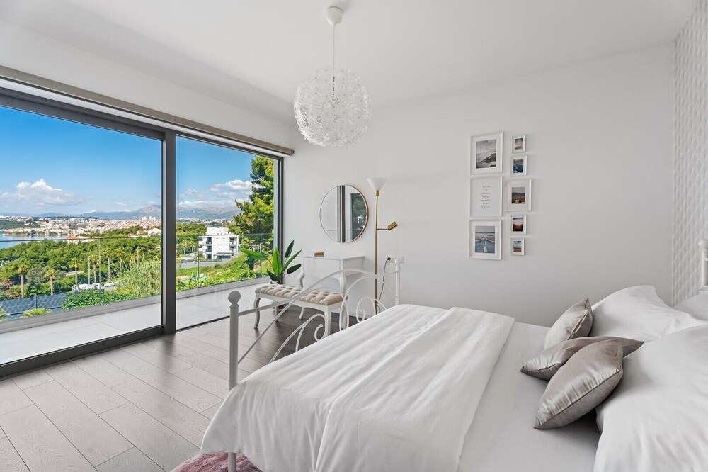 Podstrana Villa | Large private estate 700 feet from the beach featuring a 36 sqm heated private pool, 5 cozy en suite bedrooms, seven bathrooms, and 3 separate kitchen areas