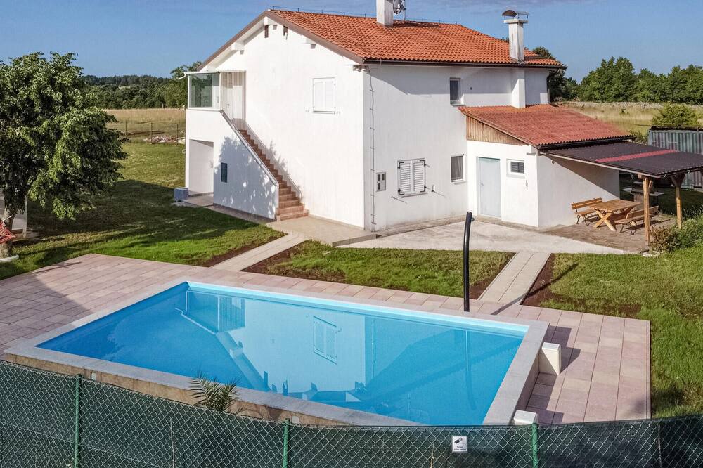Prkacini Apartment | Ideal apartment for your family vacation with pool in a quiet location in Vidulini.