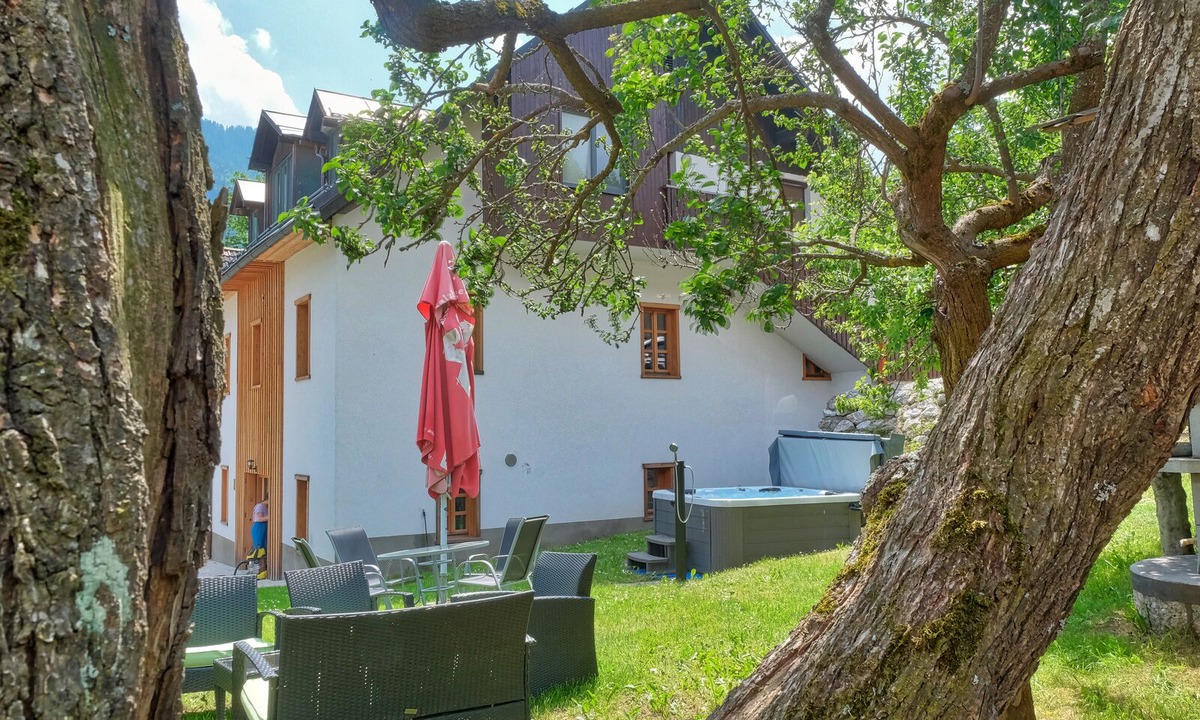 Podkoren Apartment | Apartment Planica 3 with a garden & a hot tub
