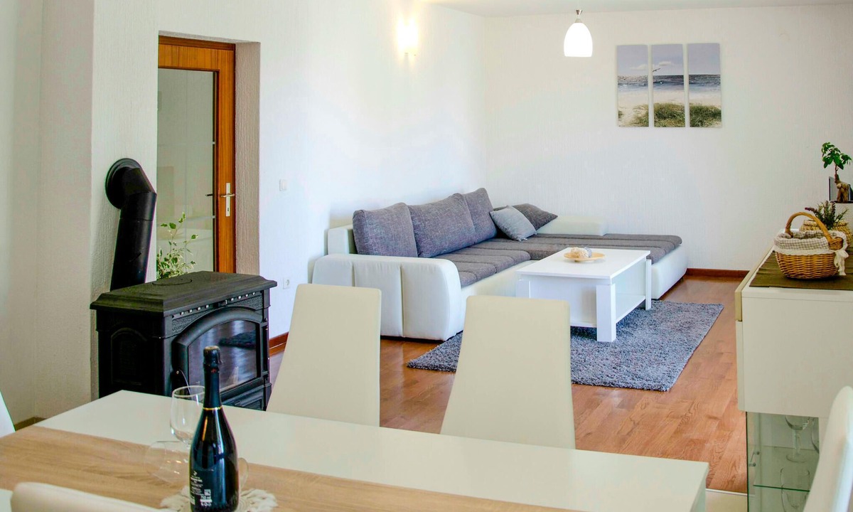 Smrika Apartment | Nice apartment in Smrika with WiFi