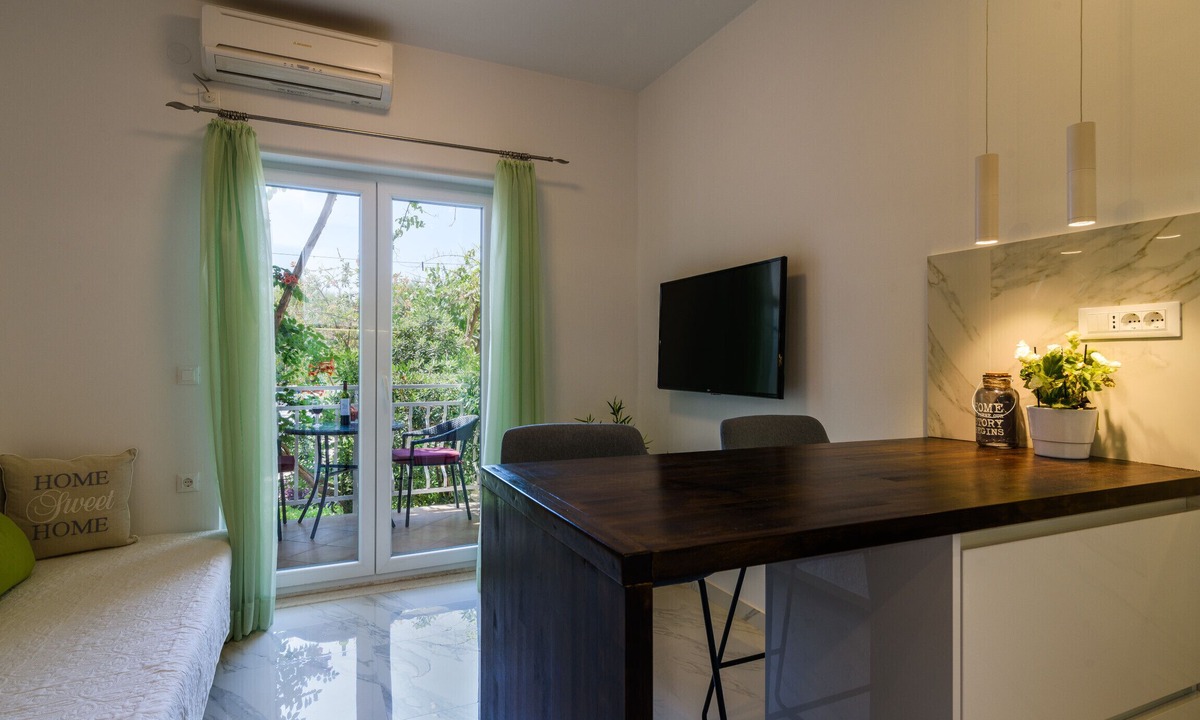 Seget Vranjica Apartment | Luxury apartment literally on the beach - whirlpool and sauna