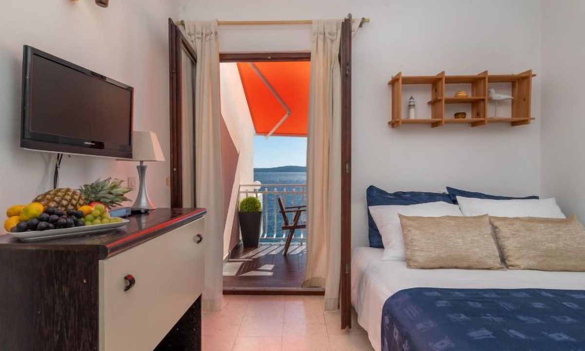 Okrug Gornji Apartment | Villa Pinia by Interhome