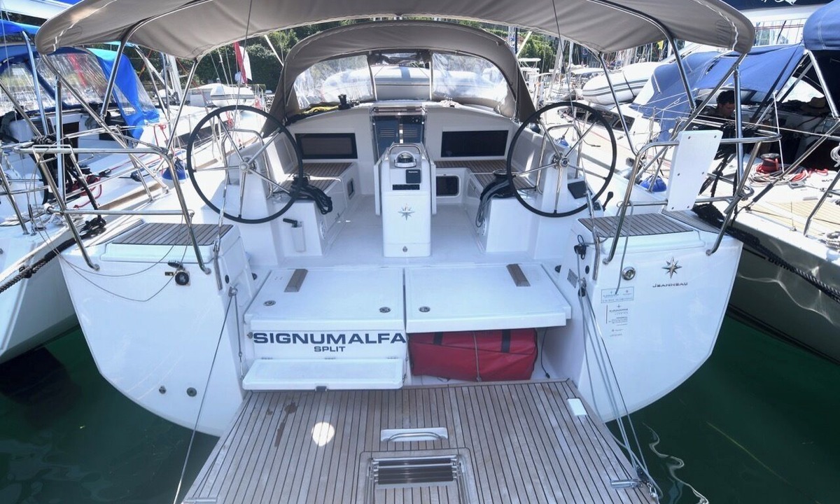 Komolac Boat Rental | Dubrovnik Delight: A Sun-Kissed Sailing Experience