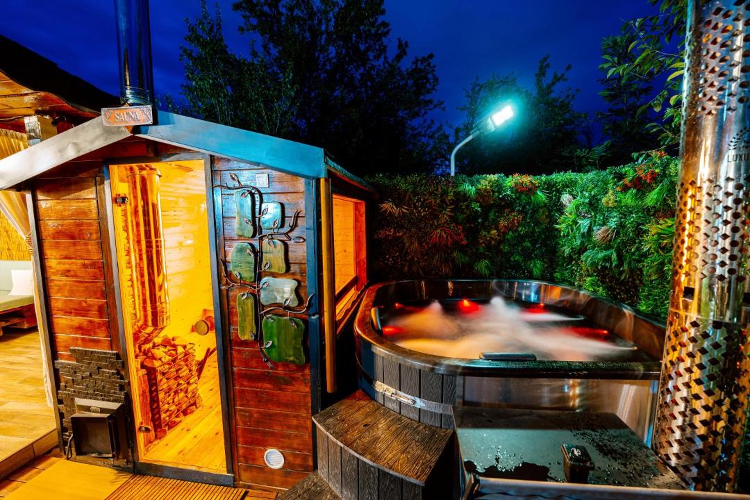 Petrosani Apartment | Green Nest Retreat - Sauna, Hot Tub & Garden